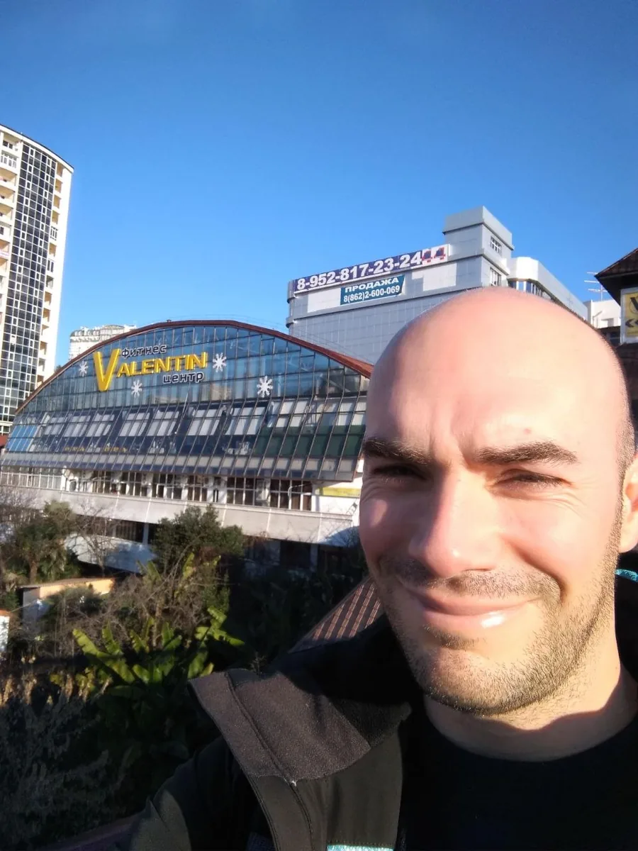 Valentin Le Normand devant le centre de fitness « Valentin » à Sotchi